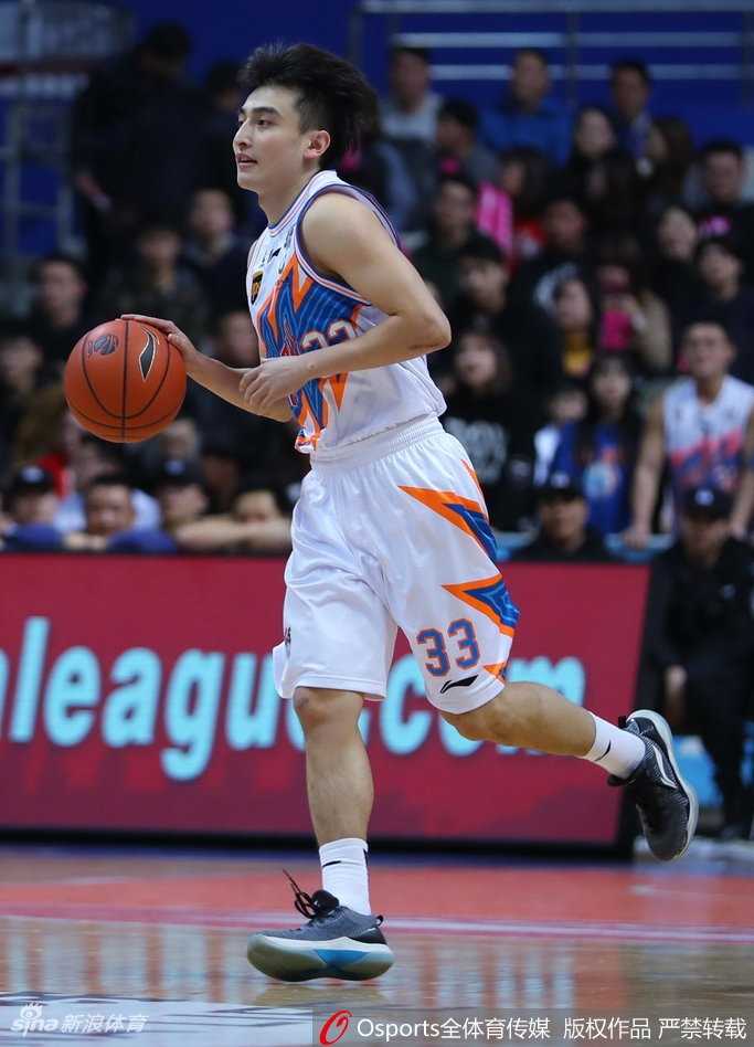 京沪生死战:王骁辉绝命三分刺穿上海,北京男篮逆境扳回一城 弗雷戴特在三人围堵中强行跳起,皮球划过高举的手臂林,篮筐是他眼中唯一的靶心。