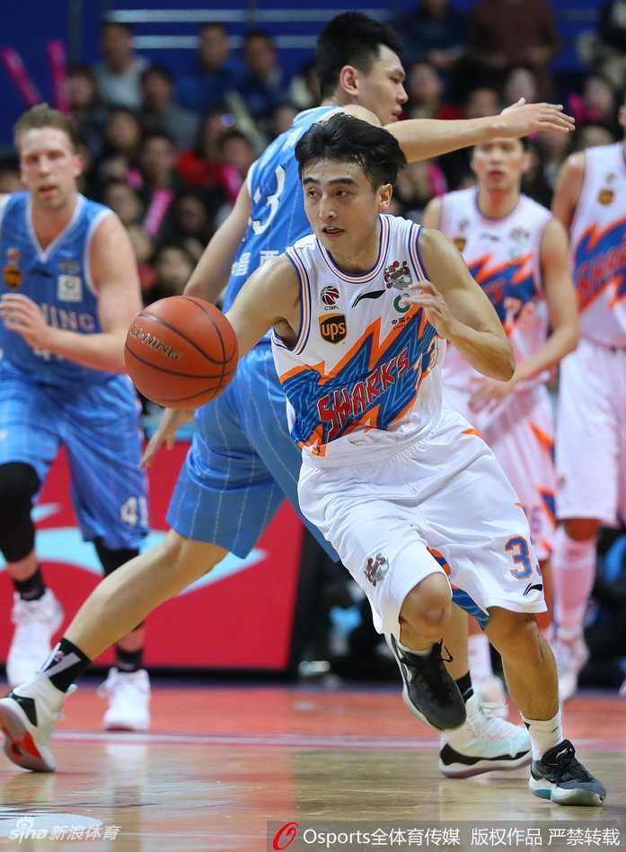 京沪生死战:王骁辉绝命三分刺穿上海,北京男篮逆境扳回一城 弗雷戴特赛后叉腰低头,汗水滴落在地板上,背景是欢庆的北京队,孤独的身影写满了不甘与落寞。