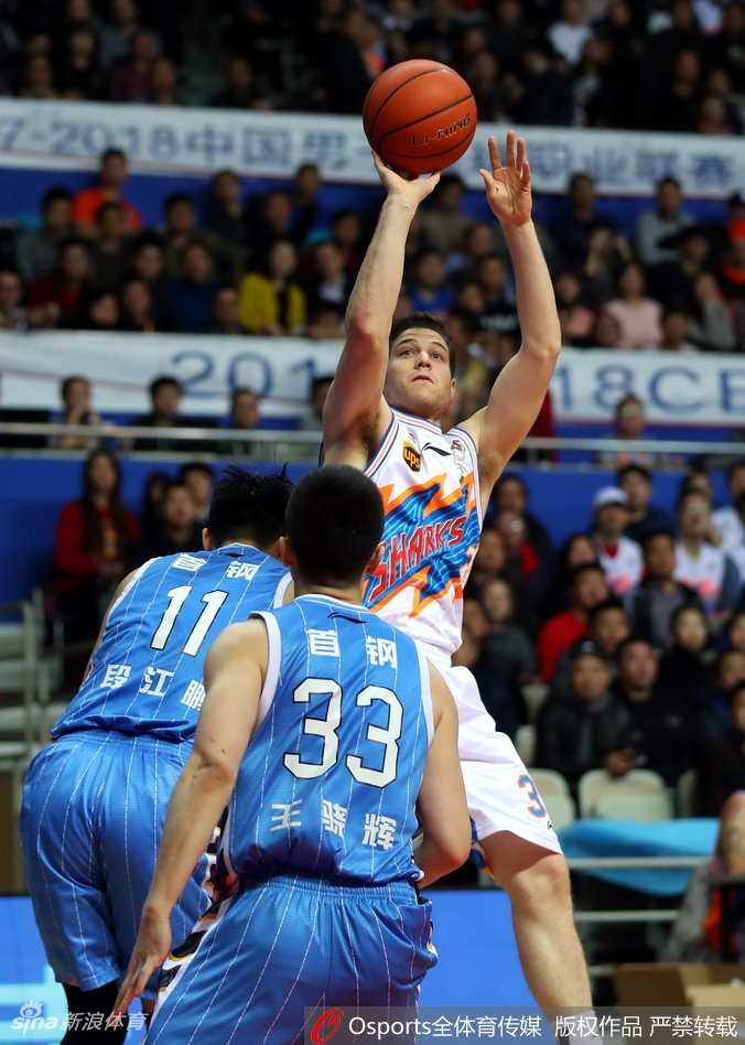 京沪生死战:王骁辉绝命三分刺穿上海,北京男篮逆境扳回一城 王骁辉出手瞬间眼神坚毅,皮球从指尖飞出的轨迹仿佛带着火焰,全场目光追随它在空中划出决胜弧线。
