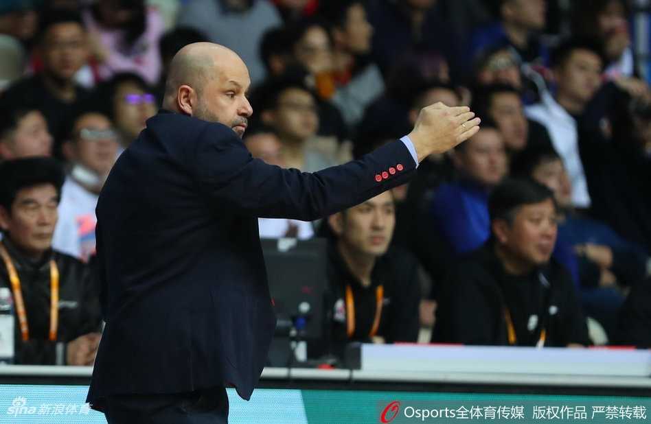 京沪生死战:王骁辉绝命三分刺穿上海,北京男篮逆境扳回一城 蔡亮持球如利刃般直插禁区,面对补防毫无惧色,空中对抗后将球抛向篮板,哨响球进。