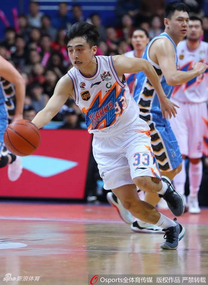 京沪生死战:王骁辉绝命三分刺穿上海,北京男篮逆境扳回一城 方硕稳稳站上罚球线,深吸一口气,手腕轻压,篮球空心入网,为这场惊心动魄的大战画上休止符。