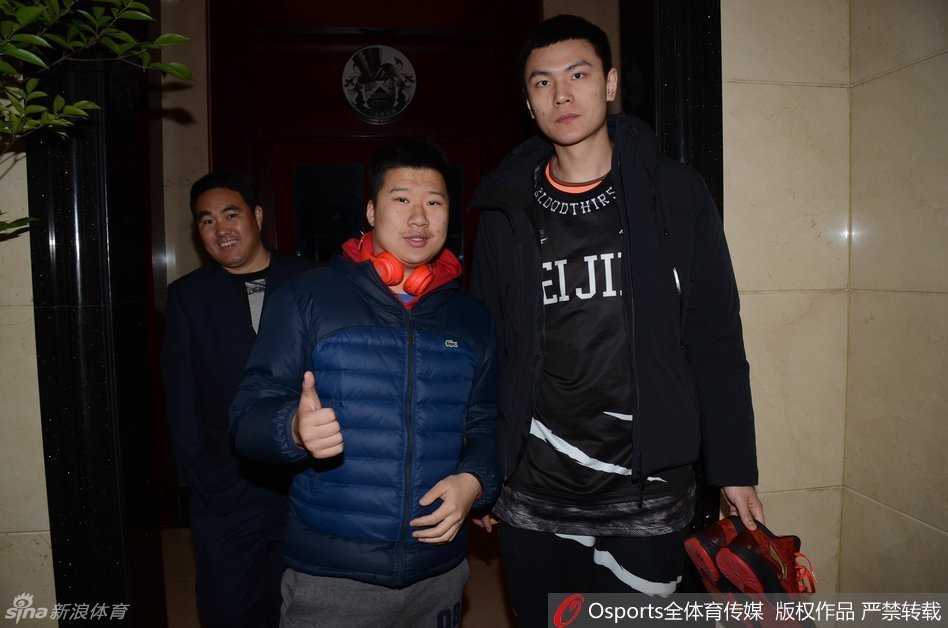 一位热情的球迷终于等到了与偶像合影的机会，他脸上的笑容比手中的玫瑰还要灿烂，镜头定格了这一美好的瞬间。