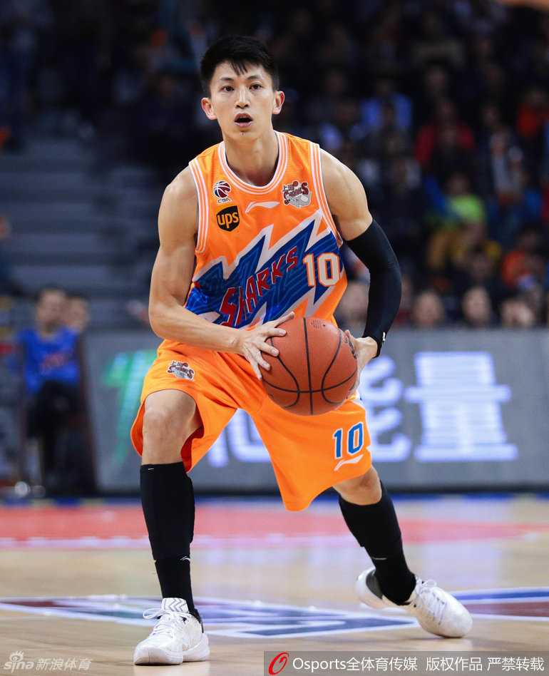 京沪粤三雄会师经典战 记忆中的那季CBA热血沸腾 布泽尔迎着防守悍将,从容起跳,用他那标志性的直臂跳投稳稳取下两分,仿佛时光从未走远。