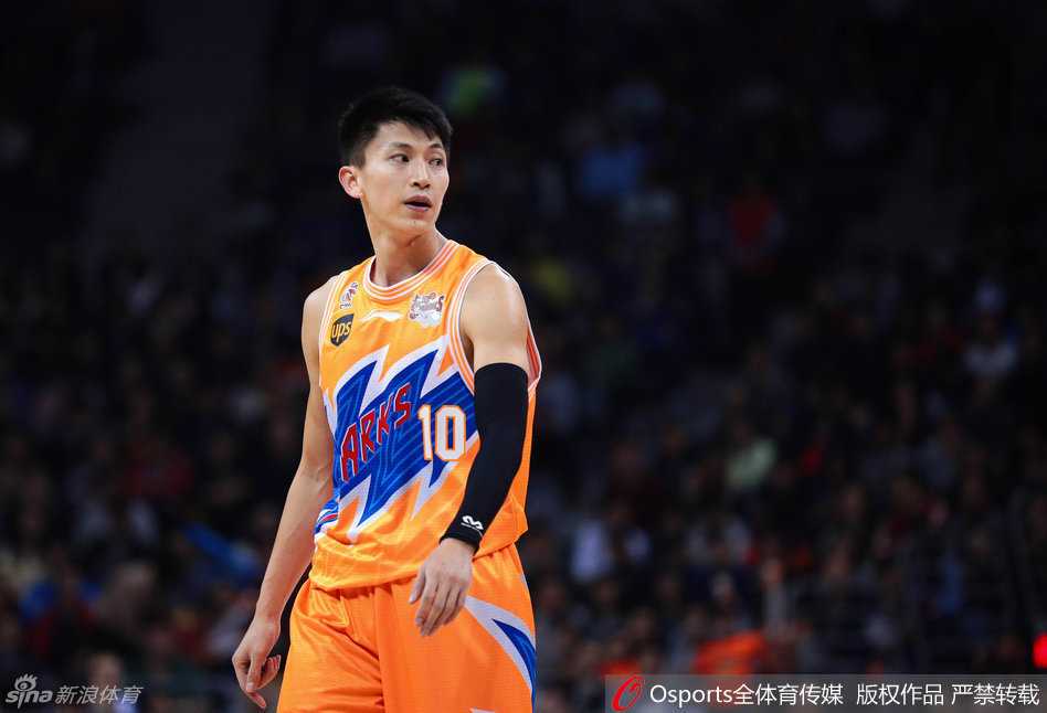 京沪粤三雄会师经典战 记忆中的那季CBA热血沸腾 刘晓宇犹如球场指挥官,一记长传撕破对手防线,眼神中透露着绝对的自信。