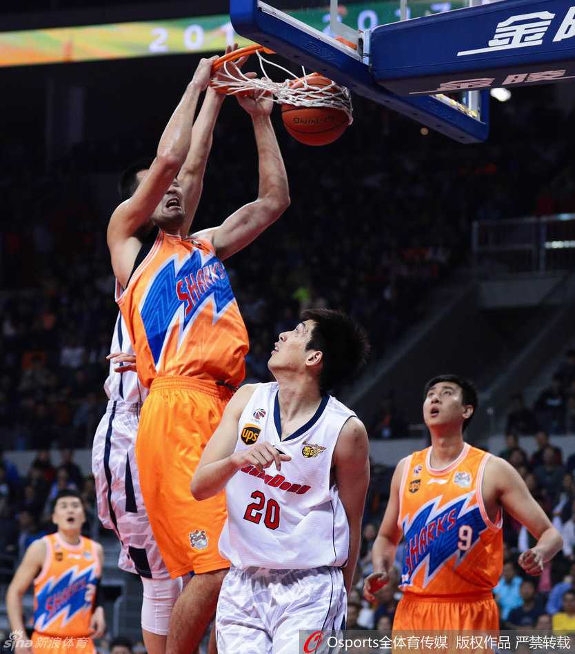 京沪粤三雄会师经典战 记忆中的那季CBA热血沸腾 队长周鹏如同出鞘的利剑,运球加速变向,硬生生从人缝中杀出一条血路,直逼篮下。