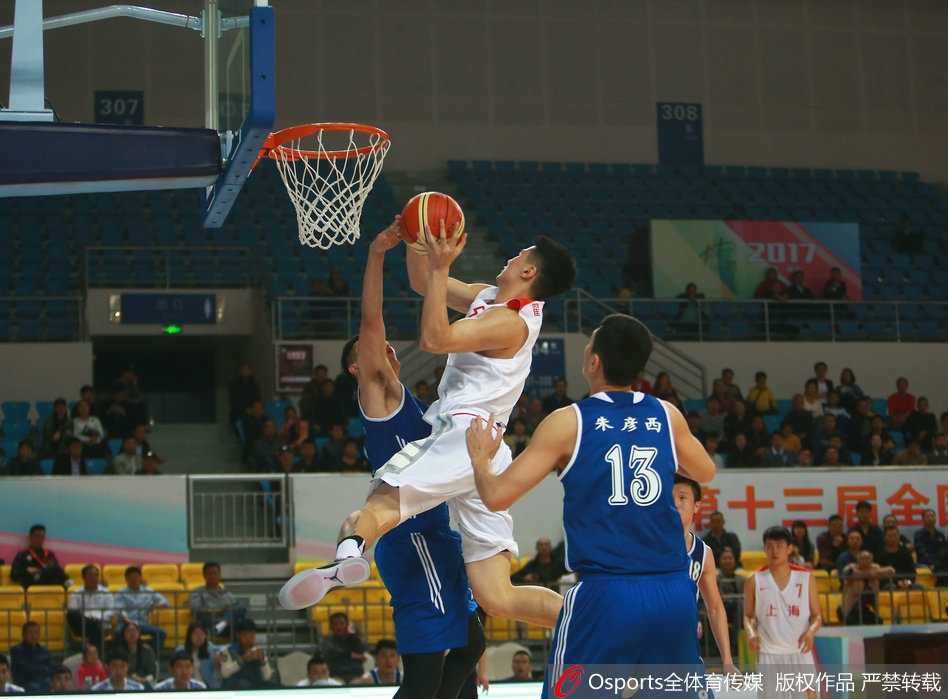京沪鏖战全运赛场,孙悦遮天蔽日难救主,翟晓川高难度上篮憾负上海 翟晓川如流星般划过球场,在高速奔跑中完成了一次极不协调却稳如泰山的上篮,身体在空中扭曲成一道弧线,只为将那该死的皮球送入篮筐。