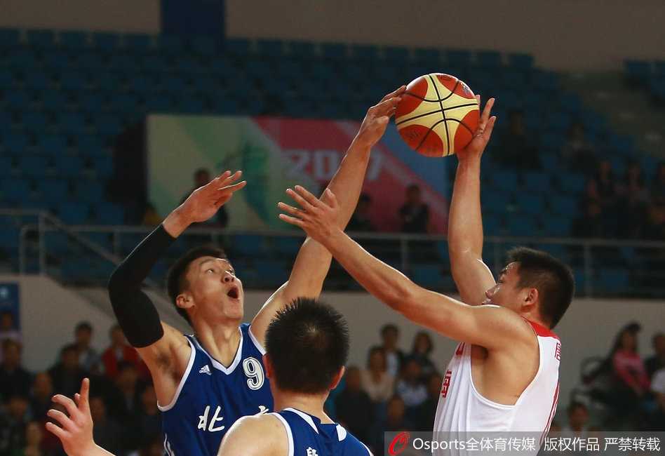 京沪鏖战全运赛场,孙悦遮天蔽日难救主,翟晓川高难度上篮憾负上海 孙悦腾空而起,宛若大鹏展翅,用一双长臂在对手头上织出一张遮天蔽日的防守大网,这记劈头盖脸的封盖让上海队的进攻戛然而止。