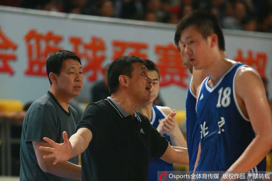 京沪鏖战全运赛场,孙悦遮天蔽日难救主,翟晓川高难度上篮憾负上海 场边的记分牌冰冷地显示着72比78,北京队球员们神情落寞,这一场硬仗的失利让他们直接晋级的前景蒙上了一层阴影,空气中弥漫着遗憾的味道。