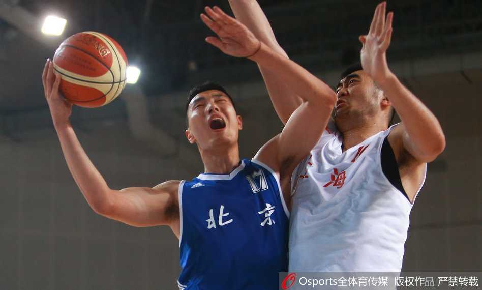 京沪鏖战全运赛场,孙悦遮天蔽日难救主,翟晓川高难度上篮憾负上海 翟晓川如蛟龙出海一般,在对方长臂丛林中闪转腾挪,以一记匪夷所思的拉杆上篮洞穿篮网,瞬间点燃了北京队的替补席。