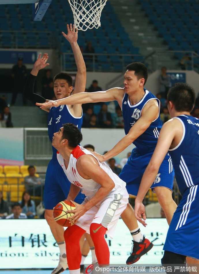 京沪鏖战全运赛场,孙悦遮天蔽日难救主,翟晓川高难度上篮憾负上海 孙悦奋力跃起干扰对手投篮,眼神中充满坚毅和不甘,即便比分落后,这位老将也未曾放弃每一次防守,企图用经验筑起最后一道防线。