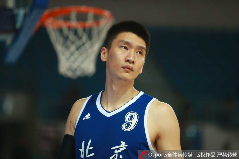 京沪鏖战全运赛场,孙悦遮天蔽日难救主,翟晓川高难度上篮憾负上海 主帅闵鹿蕾临危不乱,眉头紧锁地布置着最后的攻坚战术,他那坚定的手势和严肃的表情,仿佛要将每一丝战术意图都刻入弟子的脑海之中。