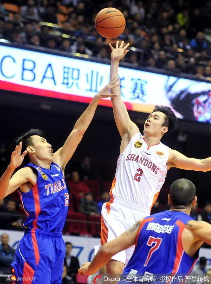 寂寞大神弗雷戴特在双人夹击缝隙中，用一记极致后仰将球射向篮筐，防守球员只能望球兴叹