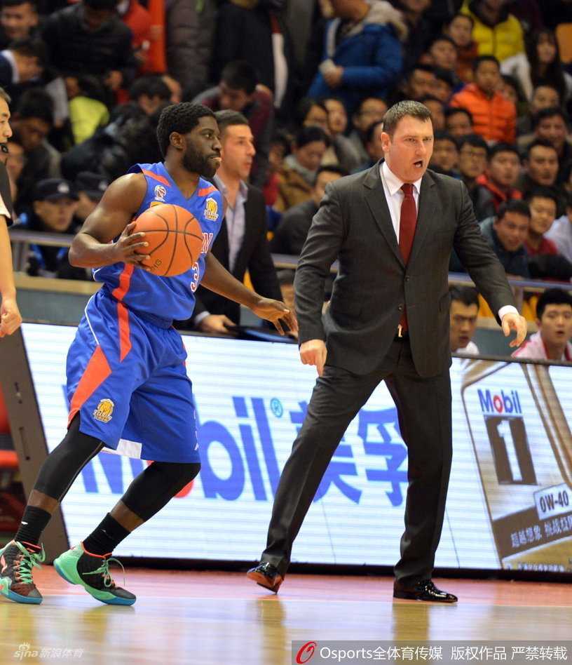 卢伟在接球瞬间被对手贴身紧逼，几乎没有出手空间，但他依然在寻找着那稍纵即逝的投篮机会