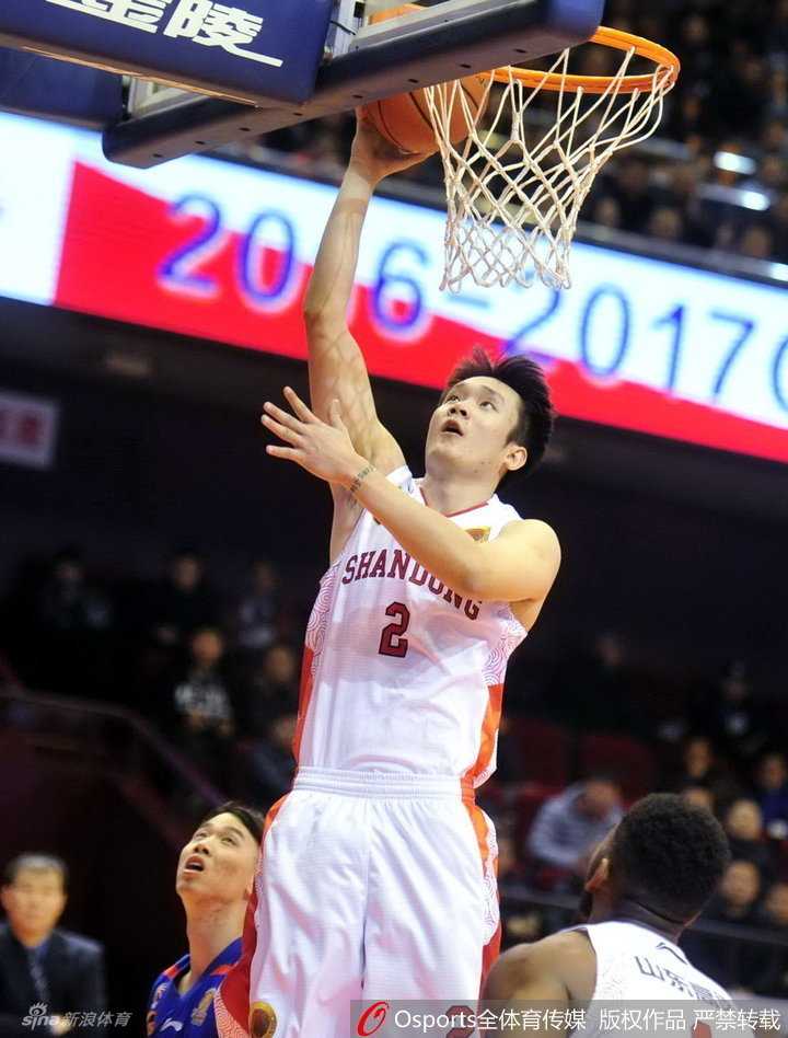 翟逸如火箭般腾空而起，无视防守球员的封堵，双手持球霸气地砸向篮筐，完成了一记势大力沉的隔人暴扣