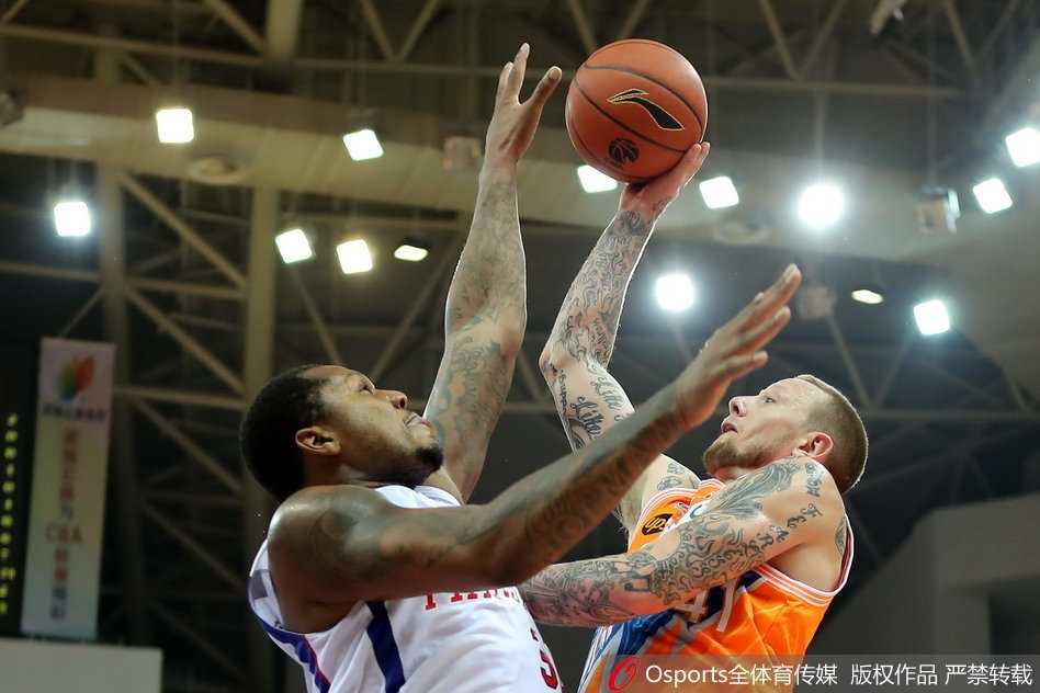 京疆大战与南北德比:重温1718赛季CBA次轮那些热血瞬间 广厦队胡金秋在三人包夹的缝隙中高高跃起,单手完成补扣,年轻的脸上写满了初生牛犊不怕虎的锐气
