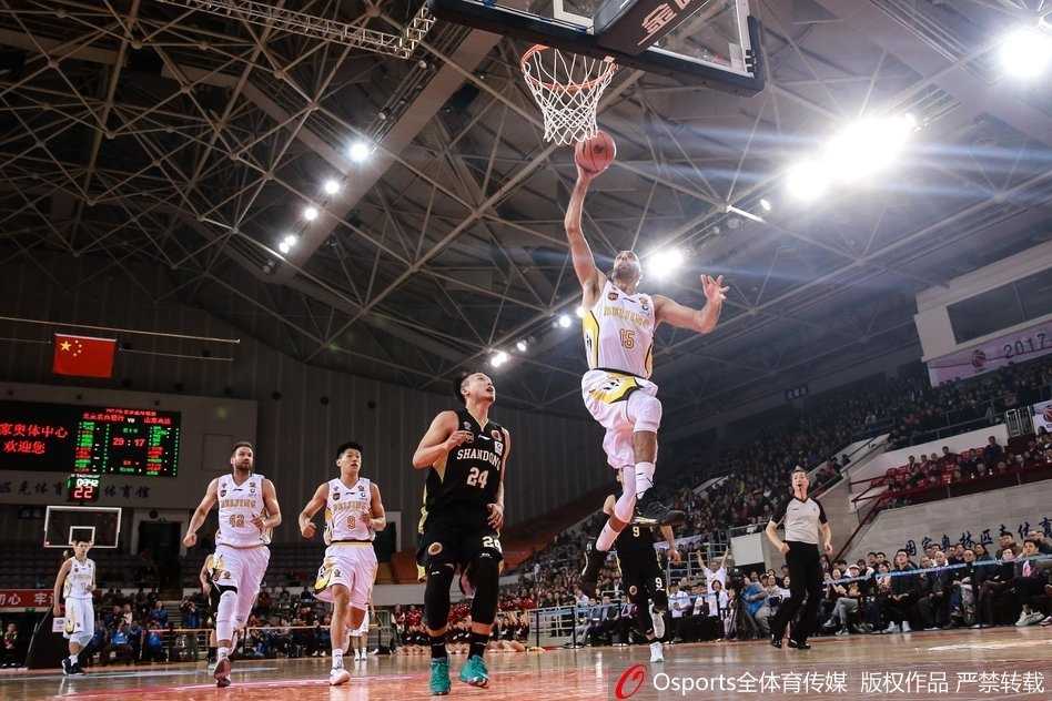 京疆大战与南北德比:重温1718赛季CBA次轮那些热血瞬间 上海队刘炜运球推进,眼神穿越防守人直视前场,用最经典的护球动作梳理着全队的进攻节奏