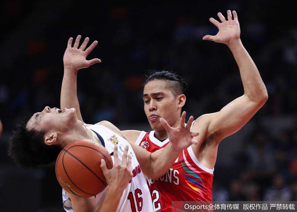 京疆大战与南北德比:重温1718赛季CBA次轮那些热血瞬间 辽宁队中锋韩德君在山东队内线拼抢下前场篮板,落地瞬间肌肉紧绷,眼神坚毅如铁,展现出本土魔兽的霸气