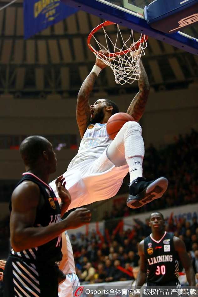 京疆大战与南北德比:重温1718赛季CBA次轮那些热血瞬间 广州队外援面对深圳内线双塔的遮天大帽,依然在空中扭曲身体完成高难度拉杆上篮,皮球划出美妙弧线坠入网窝