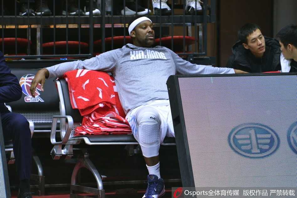 马布里身披北控战袍，与身穿新疆队服的布拉切在球场中圈相遇，两人脸上洋溢着久别重逢的笑容，双手紧紧握在一起。