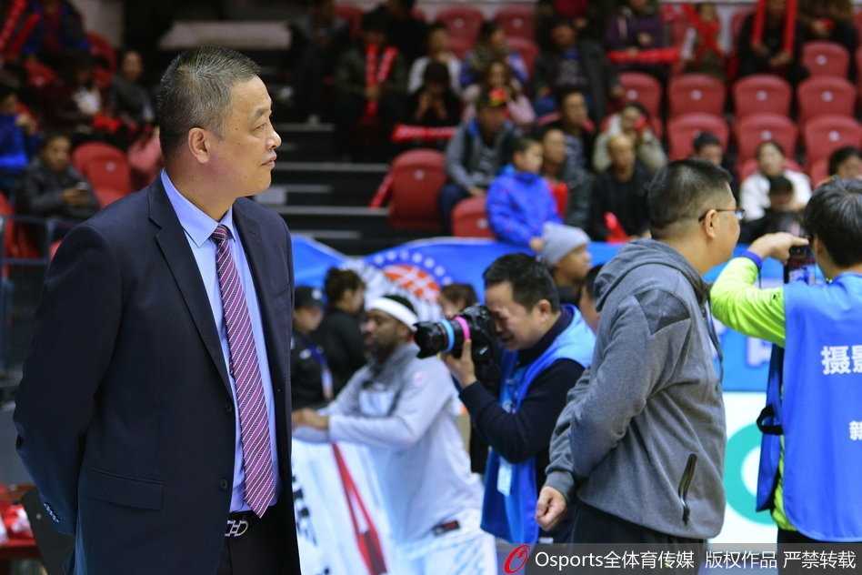 两人寒暄完毕，各自转身走向己方半场，马布里表情变得专注严肃，布拉切则边走边回头，仿佛意犹未尽。