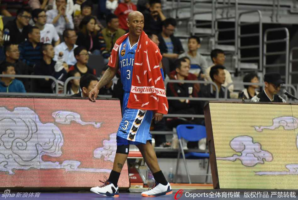 京粤大战火爆一幕:马布里杨金蒙冲突双双被罚下 裁判员张开双臂,用身体作为屏障,竭尽全力将已经被队友拉住的马布里和依然情绪激动、试图冲上前讨要说法的杨金蒙隔开。