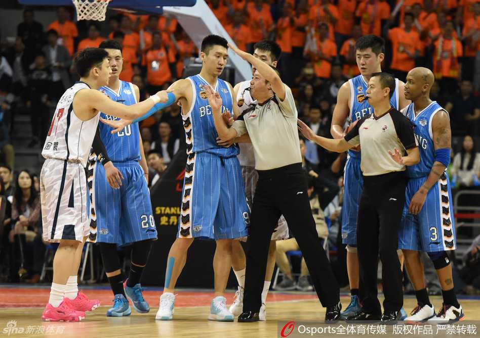 京粤大战火爆一幕:马布里杨金蒙冲突双双被罚下 广东队小将杨金蒙如影随形地紧贴马布里,两人手臂纠缠在一起,眼神中已碰撞出敌意的火花,为随后的激烈冲突埋下了伏笔。