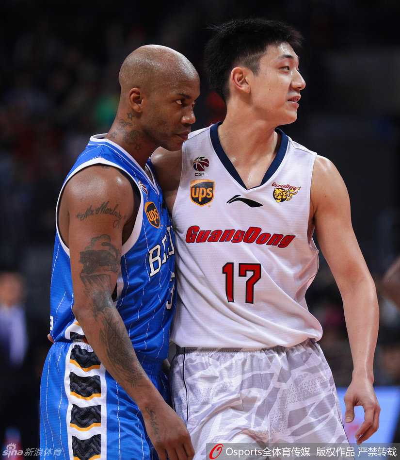 京粤大战火爆一幕:马布里杨金蒙冲突双双被罚下 在一片混乱与喧嚣中,主角依然是马布里和杨金蒙,两人在裁判和队友的包围圈里,仍隔着人墙相互怒视,仿佛世界只剩下彼此和这一瞬间的对峙。