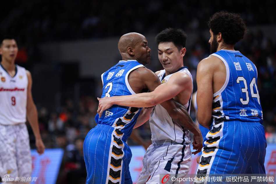 京粤大战火爆一幕:马布里杨金蒙冲突双双被罚下 比赛虽然结束,但冲突仍在继续,马布里与杨金蒙被各自队友团团围住并拉向两边,可两人依然隔着人群互相指向对方,口中怒喷不止,现场火药味十足。