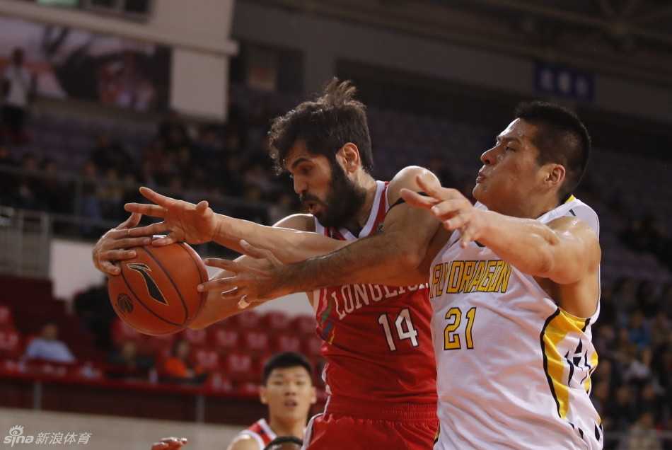 北京队球员在马布里面前命中关键投篮后，替补席陷入疯狂，众人挥舞毛巾激情庆祝这来之不易的精彩瞬间