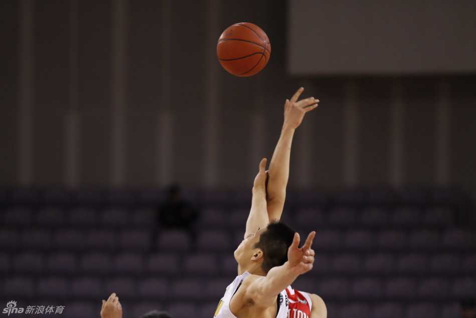 广东队核心易建联在油漆区内高高跃起，手臂完全舒展，以一记遮天蔽日的排球大帽，将对手的上篮狠狠扇出底线
