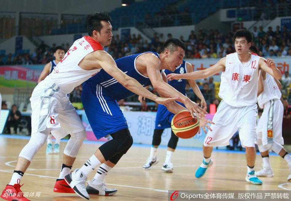 京粤大战经典回眸:广东钢铁防线末节封杀北京 地板球拼抢瞬间,广东队球员飞身扑救,与北京队悍将同时倒地,只为争夺球权。