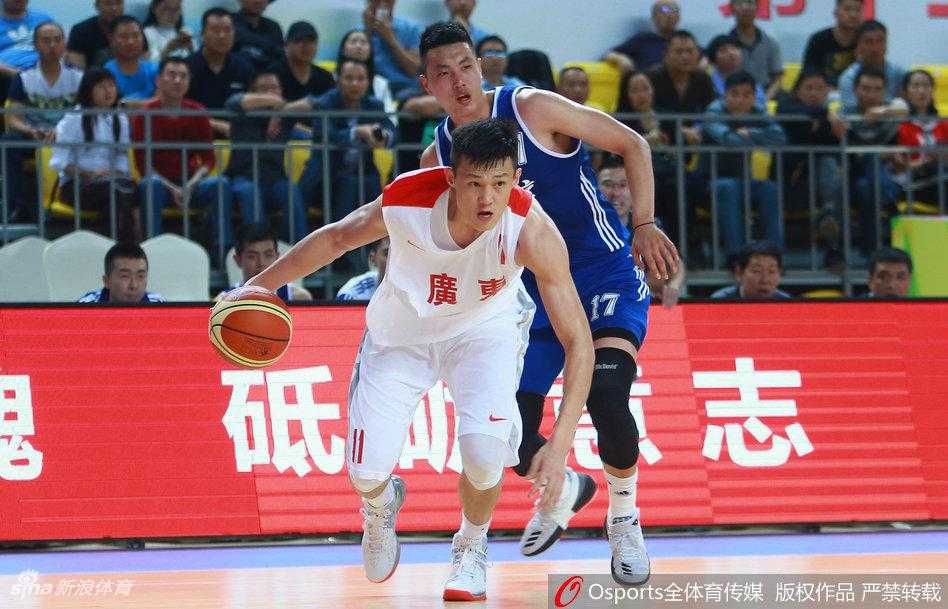 京粤大战经典回眸:广东钢铁防线末节封杀北京 顾全外线果断出手,篮球划过一道完美弧线,直坠网心,点燃全场激情。