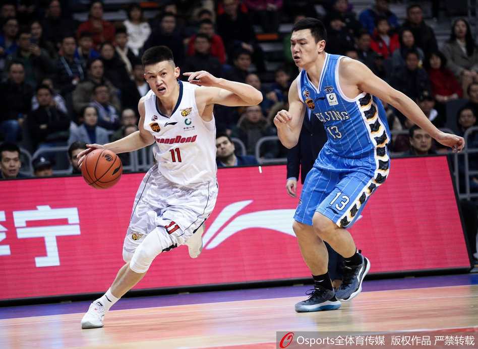 广东与北京的赛场上，球员们蓄势待发，空气中弥漫着宿敌对决的紧张气息。