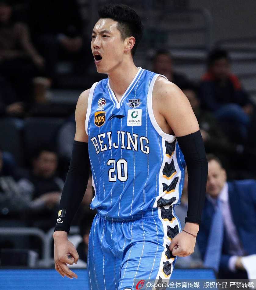 北京队翟晓川在广东队严密防守下强行出手，眼神坚毅，此役他首节便火力全开。