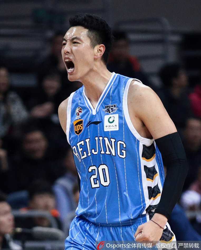 广东外援莫里斯运球突破，撕开北京队防线，为末节的进攻狂潮吹响号角。