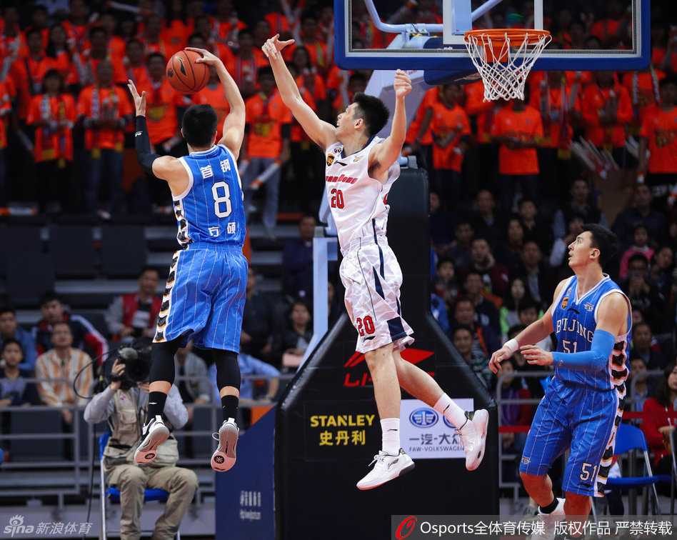 京粤大战经典瞬间:马布里单挑易建联,那些年燃烧的CBA烽火 方硕持球加速突破防守,面对补防的内线球员,他毫不畏惧地腾空而起,试图在长人如林的禁区内撕开一道缺口。