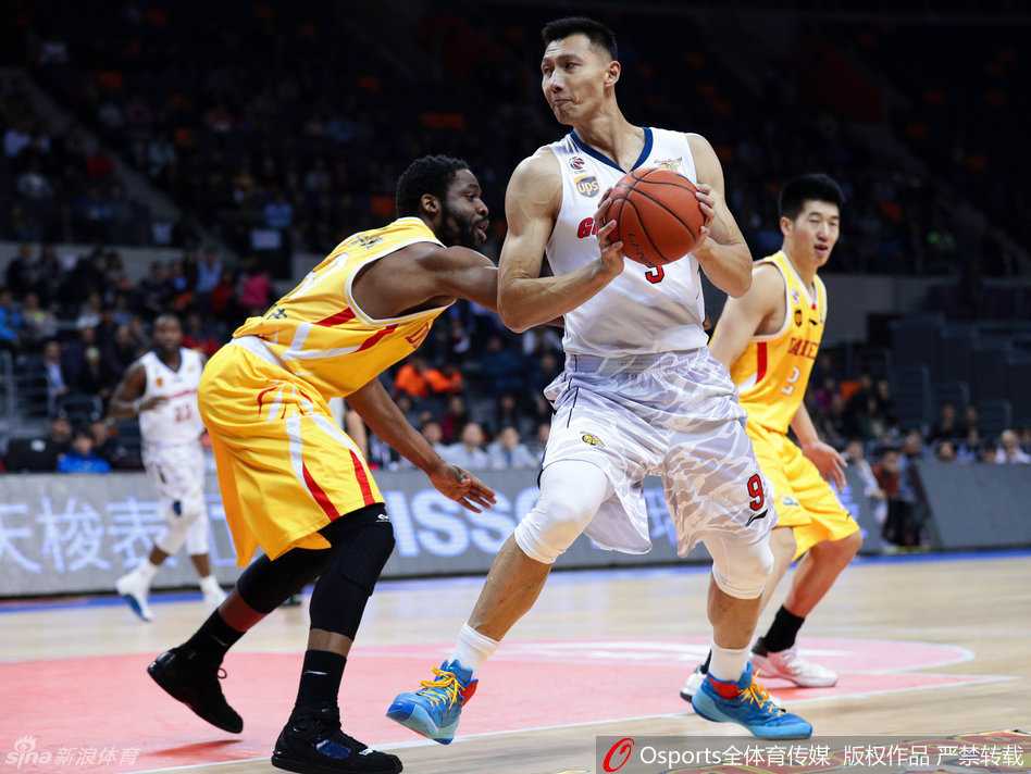 京粤疆场烽烟起 华南虎将峥嵘岁月稠 赵睿如猎豹般紧贴对手,双腿微曲重心压低,双臂张开形成一张密不透风的防守大网,眼神中透露出撕咬猎物的坚定与专注。