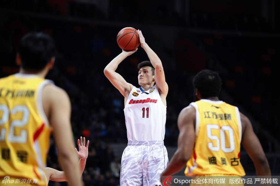 京粤疆场烽烟起 华南虎将峥嵘岁月稠 朱芳雨老将出马,鬼魅般下手抢断成功,瞬间打破对手进攻节奏,这一抹迅捷的身影正是广东男篮多年屹立不倒的经验与底蕴。