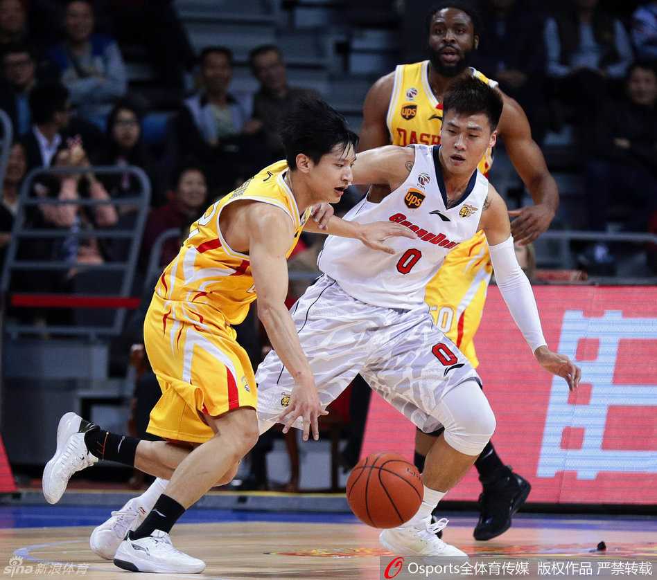 京粤疆场烽烟起 华南虎将峥嵘岁月稠 杜锋场边临危不乱,手势坚决眼神如炬,运筹帷幄之中指挥着每一次攻防转换,他是这支年轻球队最坚实的后盾。