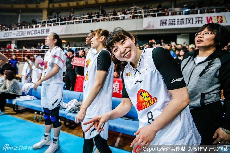 京耀九州,王朝铸就:北京首钢长城女篮三连冠霸业全记录 首钢篮球中心穹顶之下,一面崭新的冠军旗帜在璀璨灯光中缓缓升起,金色穗带随风轻扬,映照着全场球迷激动仰望的目光,这一刻,荣耀属于北京。