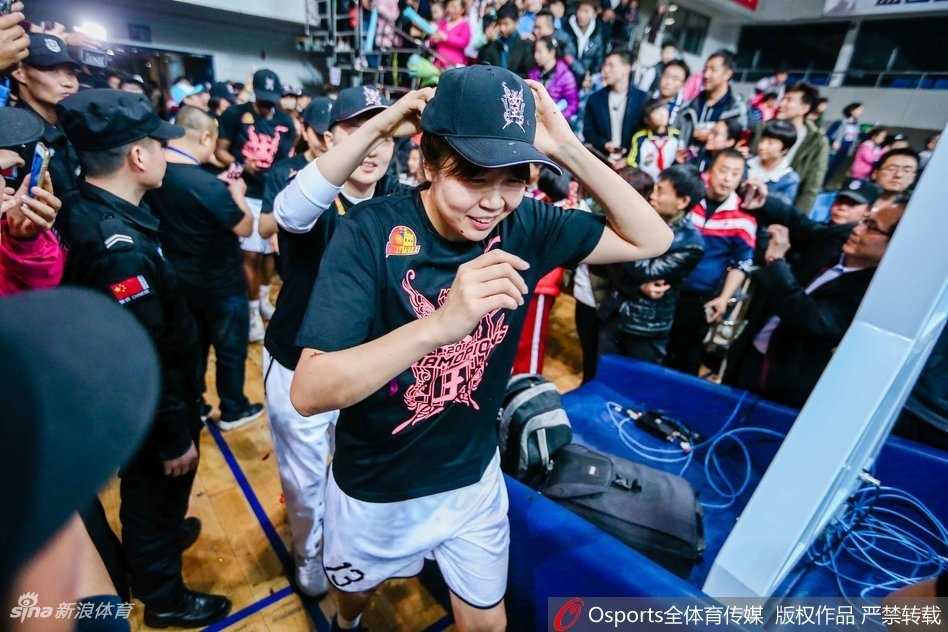 京耀九州,王朝铸就:北京首钢长城女篮三连冠霸业全记录 颁奖台上,邵婷将金灿灿的FMVP奖杯高高举过头顶,笑容灿烂如花。身旁的队友们簇拥着她,掌声与欢呼声仿佛能穿透画面,诉说着共享荣耀的无限喜悦。