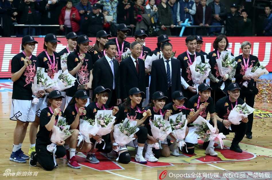 京耀九州,王朝铸就:北京首钢长城女篮三连冠霸业全记录 在球迷答谢会的温馨灯光下,全队合影留念。姑娘们或俏皮或深情,与到场的“家人”们紧紧相依,用镜头记录下这个属于冠军和球迷共同的幸福瞬间。