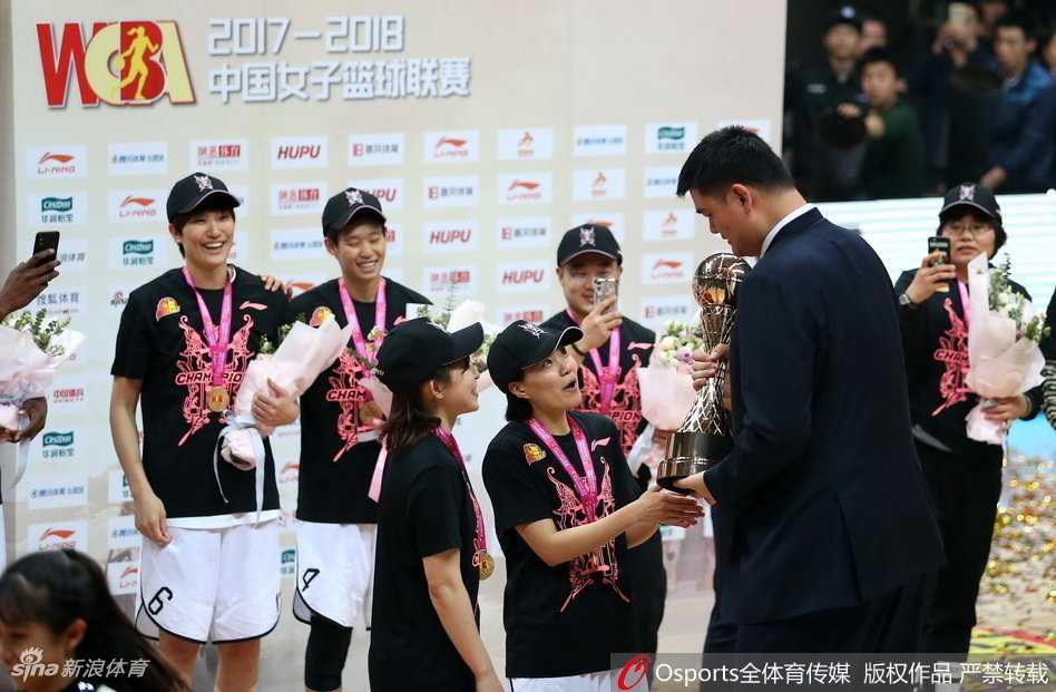 京耀九州,王朝铸就:北京首钢长城女篮三连冠霸业全记录 动人的旋律中,女篮姑娘们手拉手向看台上的球迷鞠躬致意,身后的大屏幕上播放着赛季的精彩集锦。歌声与掌声交汇,绘就一幅属于冠军与城市的温情画卷。