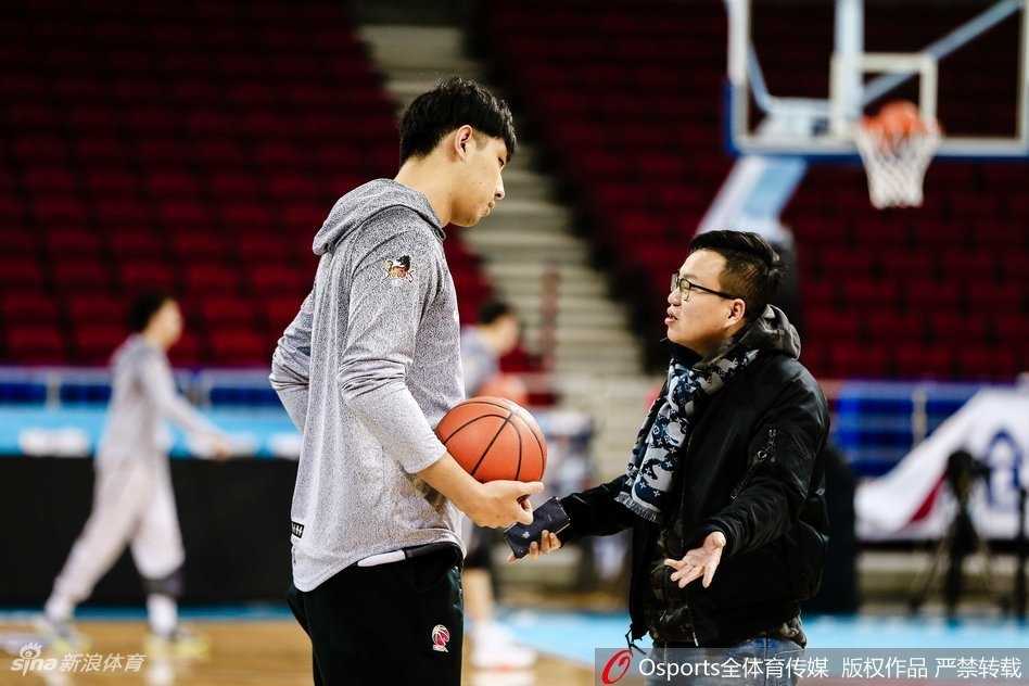 五棵松明亮的灯光下，江苏肯帝亚队员们正进行赛前热身，他们拉伸、跳跃，每一个动作都充满力量，脸上写满了对即将到来的比赛的渴望。