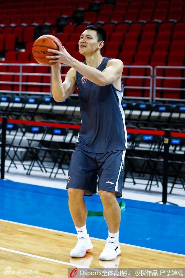 翟晓川持球突破，眼神坚毅望向篮筐，仿佛已将隔天的对手置于身前