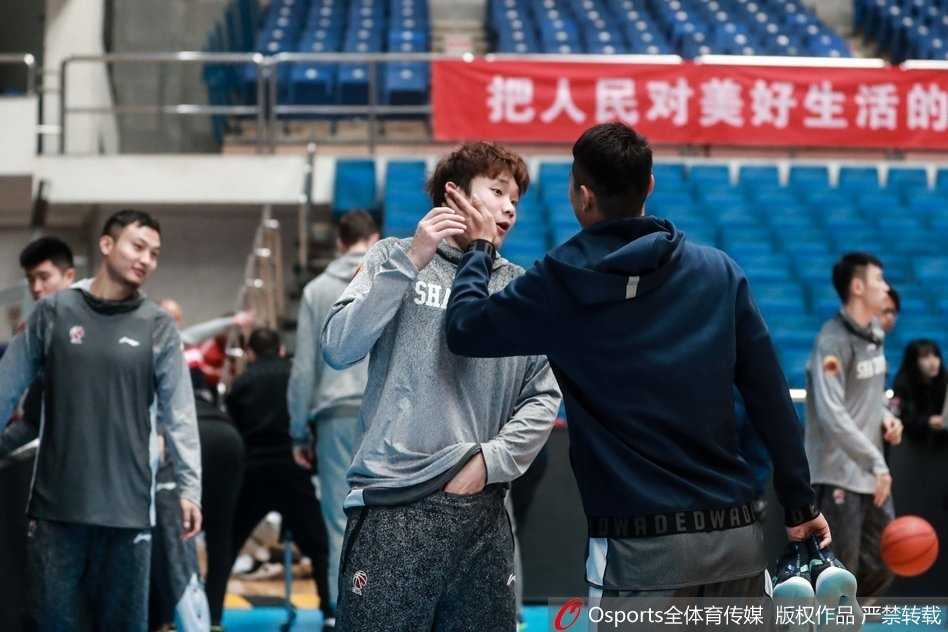 翟晓川轻轻抚摸丁彦雨航的后脑勺，小丁则露出无奈又宠溺的笑容