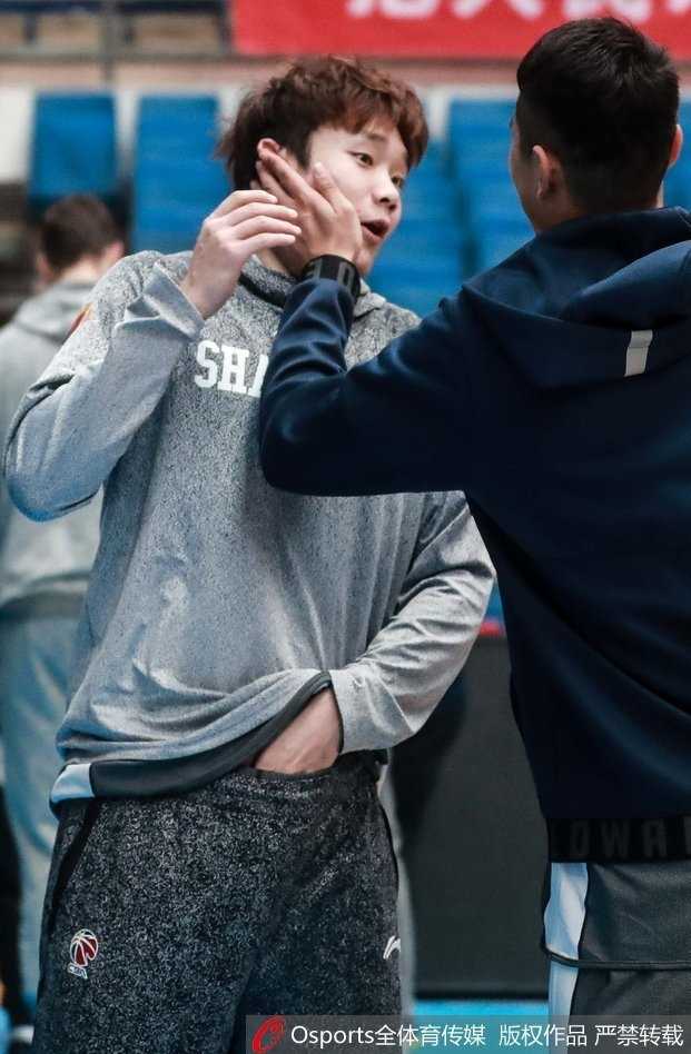 丁彦雨航的手搭在翟晓川肩上，两人一同走向场边，背影看起来默契十足