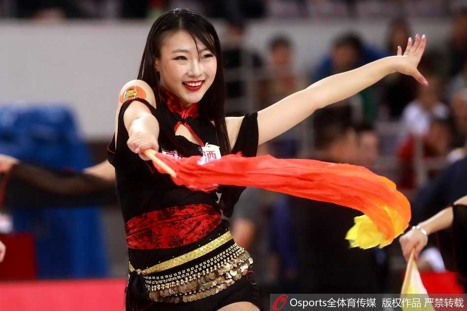 京鲁对决激情上演 篮球宝贝热舞点燃赛场 即使是在暂停间隙,篮球宝贝们也保持最佳状态,用热情的手势引导球迷为主队呐喊