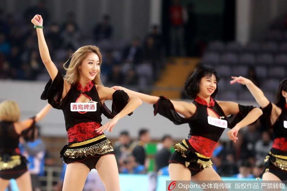 京鲁对决激情上演 篮球宝贝热舞点燃赛场 赛场中央,宝贝们随着节拍甩动秀发,劈腿跳跃间尽显青春活力与火辣身材