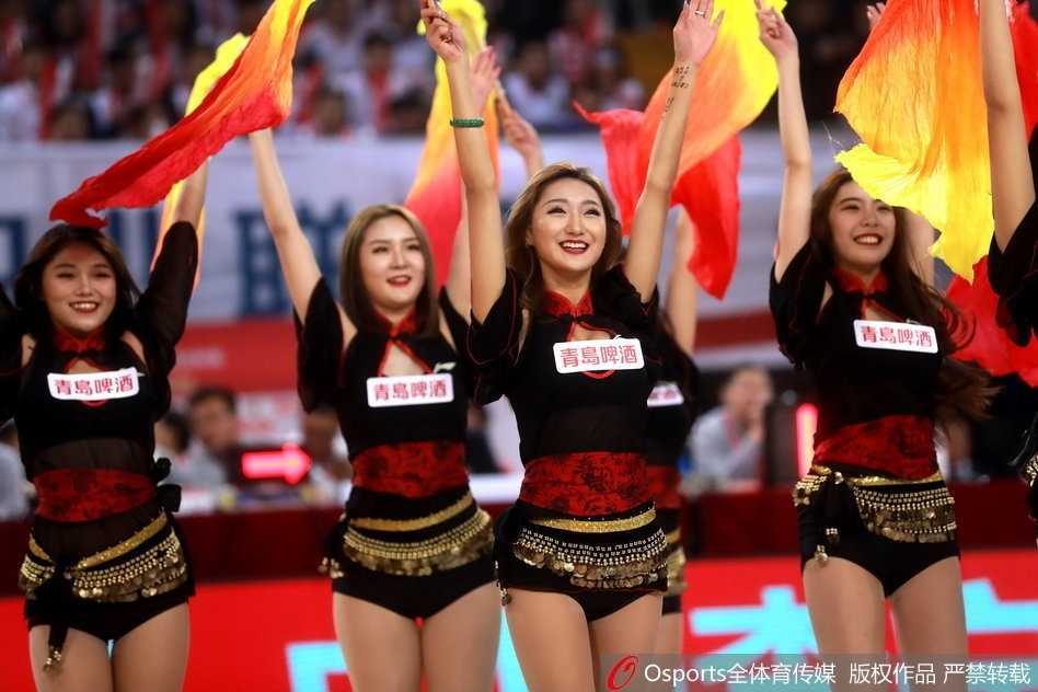 京鲁对决激情上演 篮球宝贝热舞点燃赛场 镜头定格在宝贝们甜美的笑脸上,她们不仅是赛场上的舞者,更是传递体育精神的使者